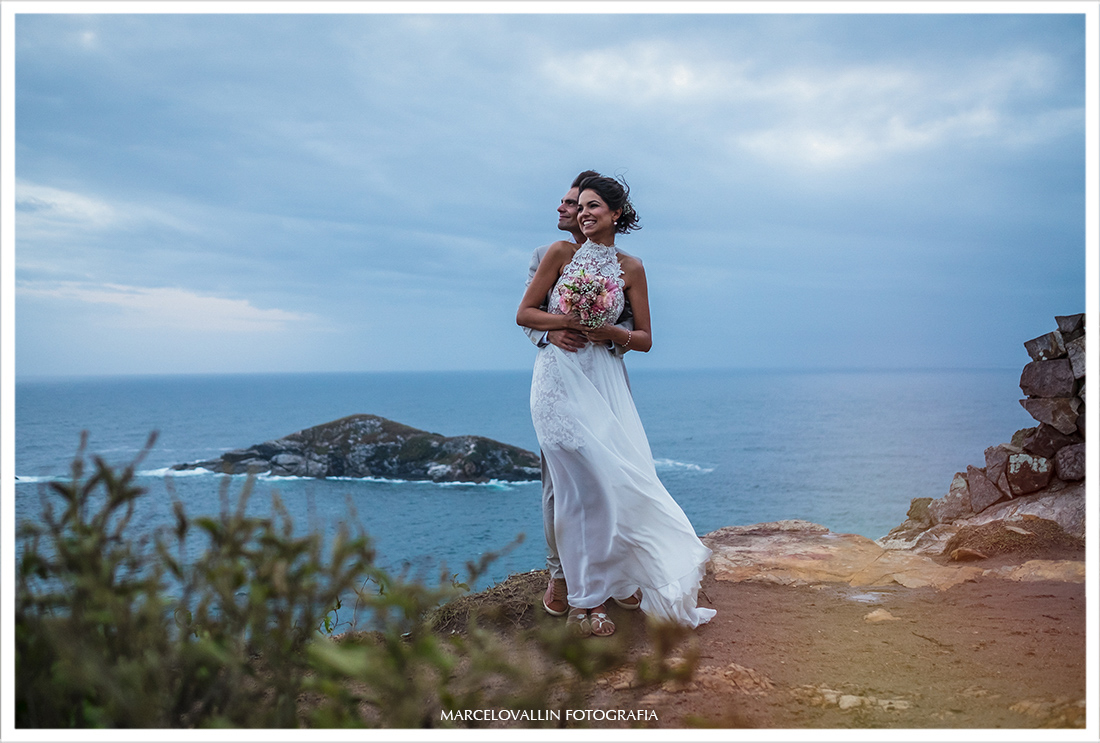 Foto dos noivos sorrindo em ensaio fotográfico pós casamento