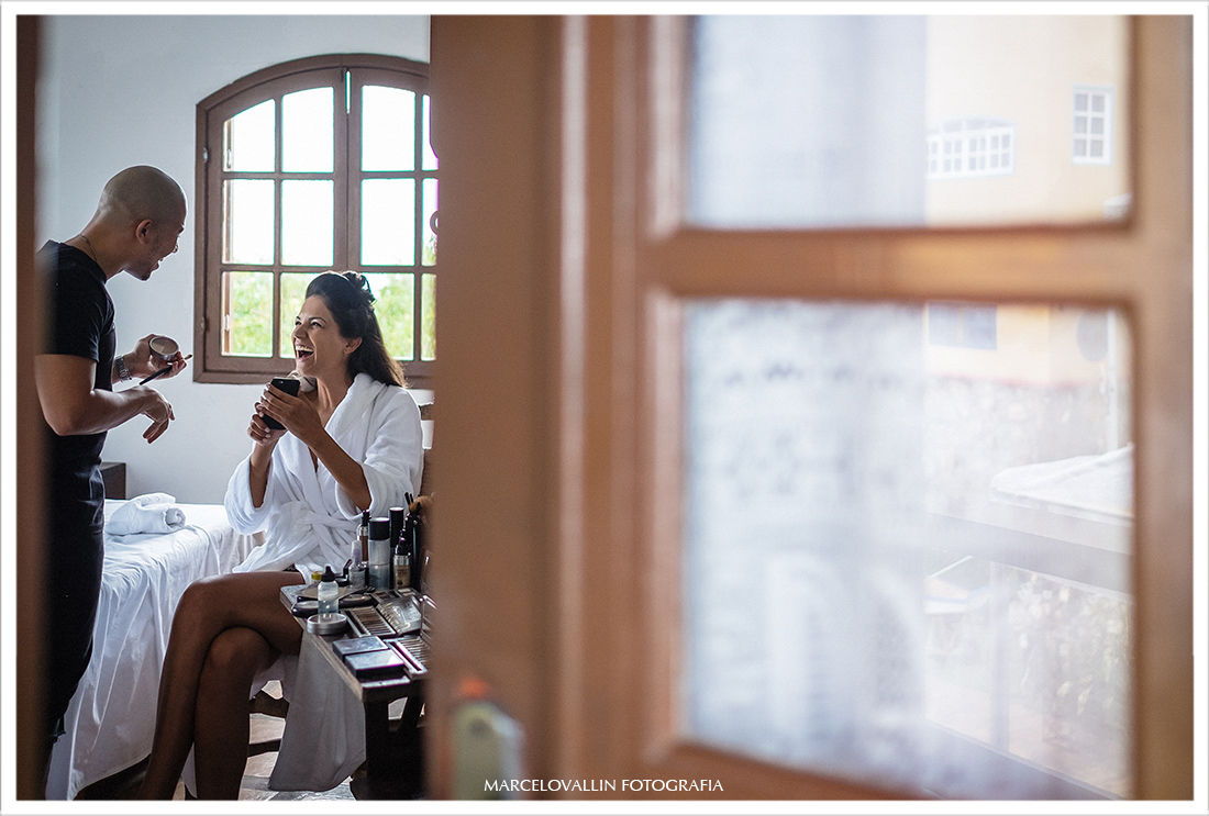 Noiva sorrindo no Making of em Arraial do Cabo