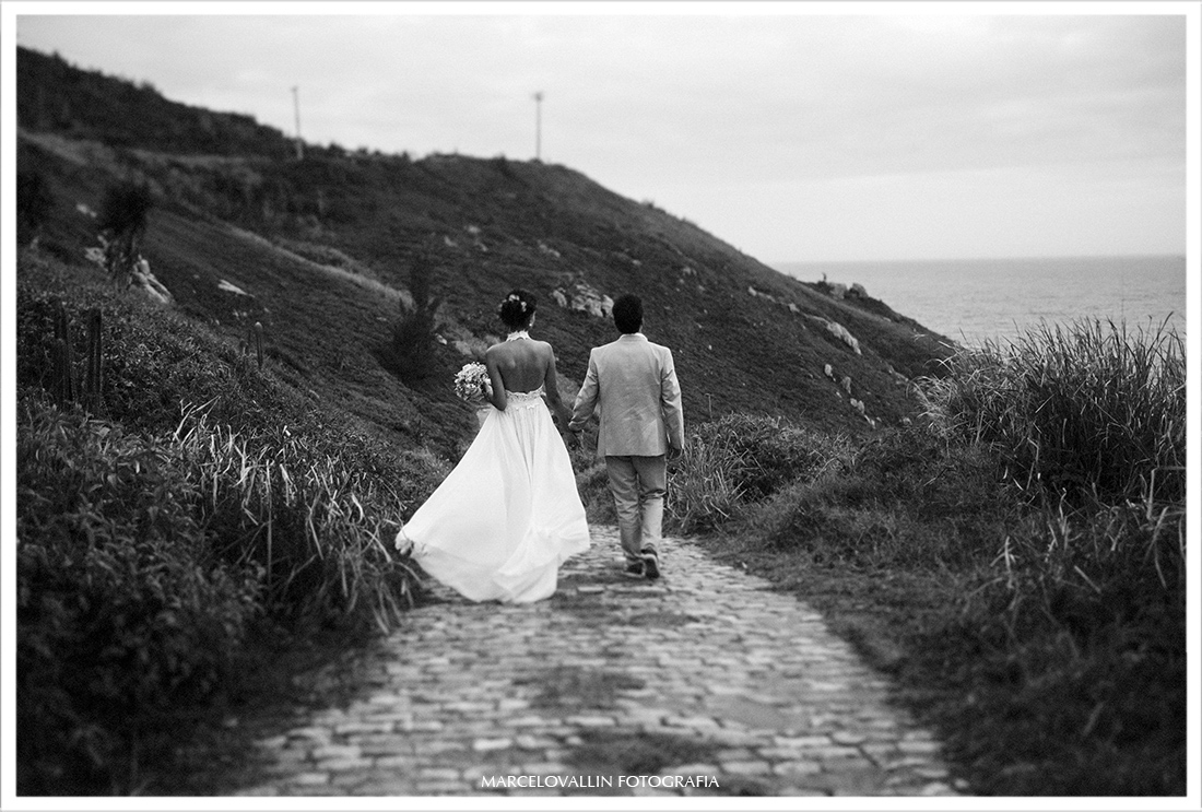 Foto ds noivos caminhando por Arraial do cabo