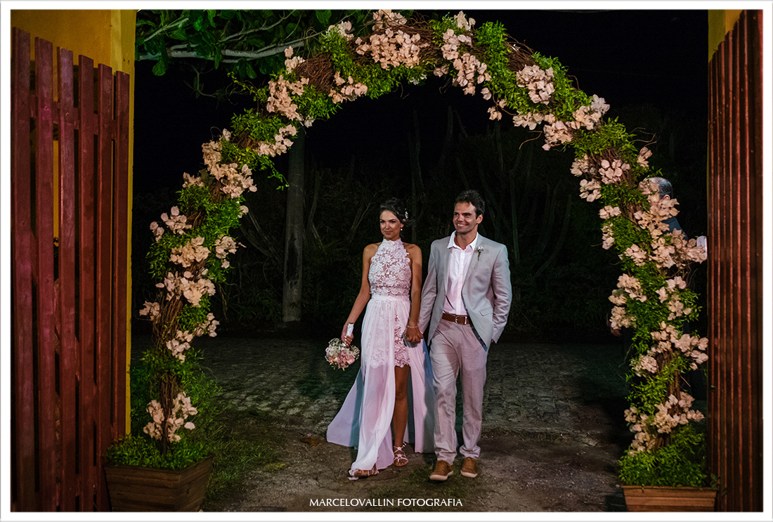 Noivos na entrada do local da festa de casamento