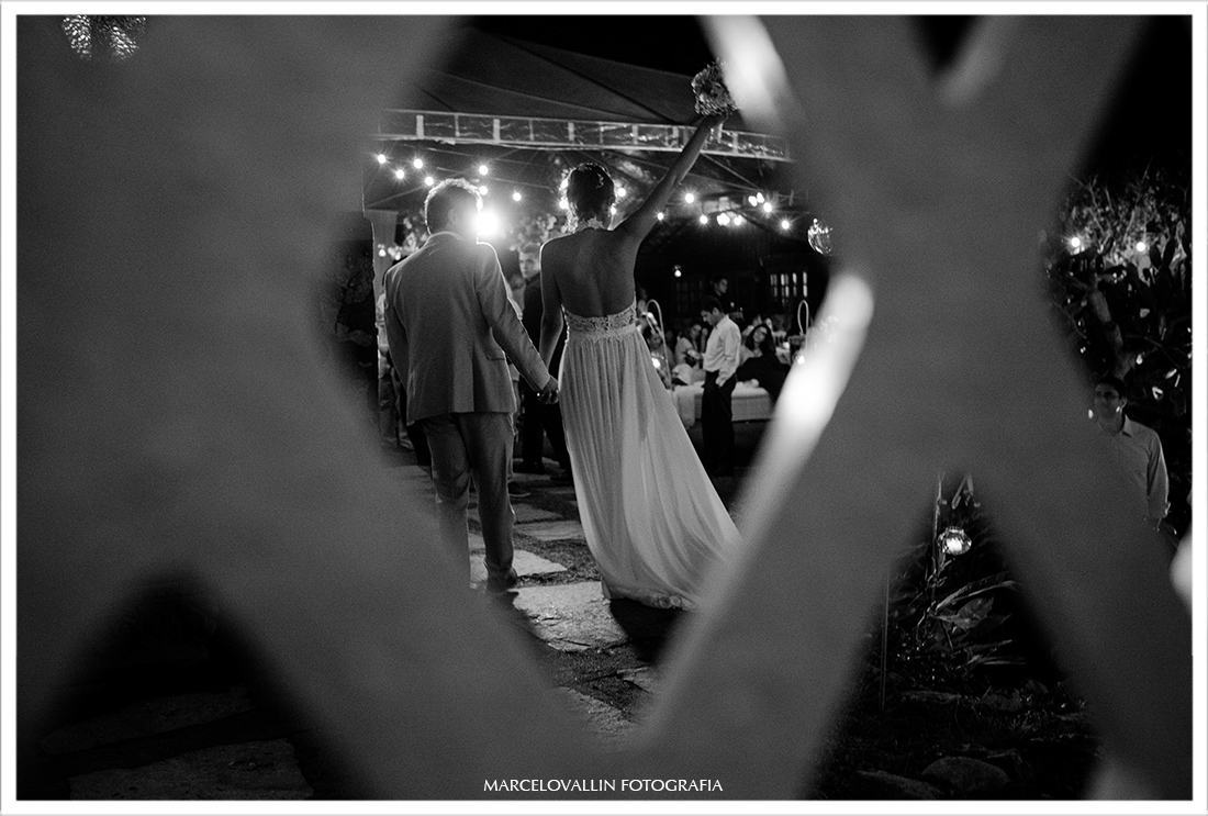 Foto dos noivos na entrada da festa de casamento