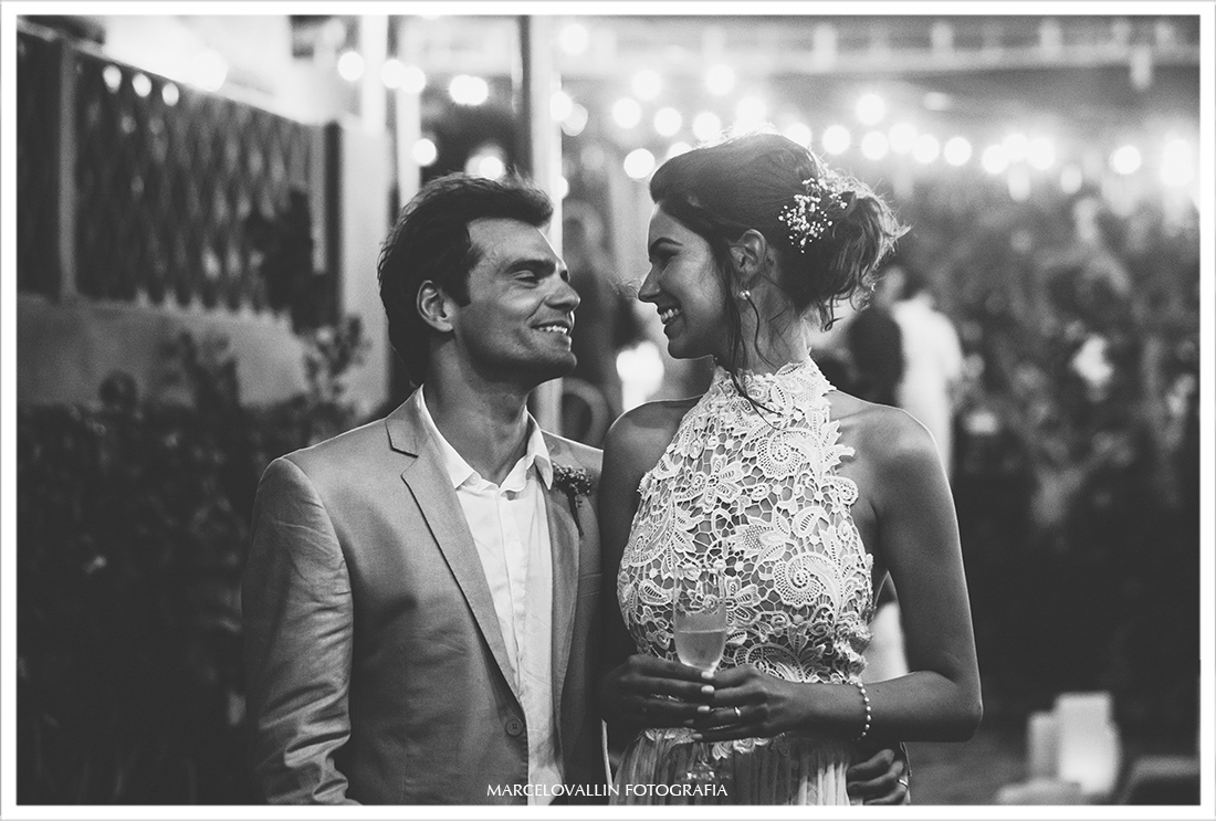 Noivos sorrindo em festa de casamento - Arraial do Cabo