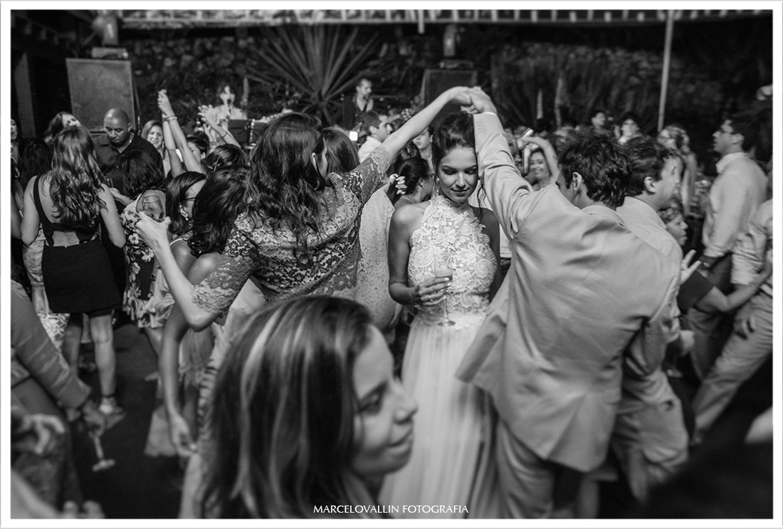 Noivos dançando em festa de casamento Arraial do cabo