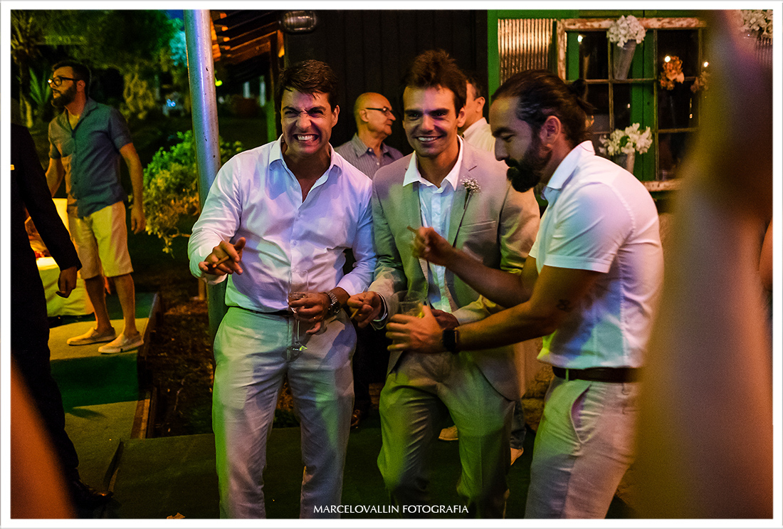 Noivo com amigos em festa de casamento