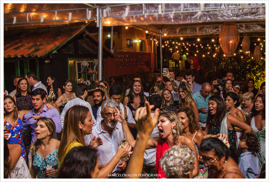 Convidados curtindo a festa de casamento em Arraial do Cabo