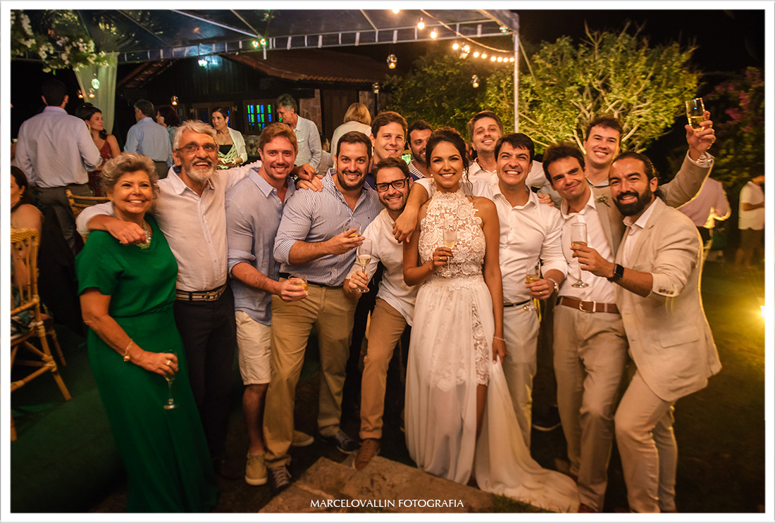 Foto da noiva com amigos em festa de casamento na praia