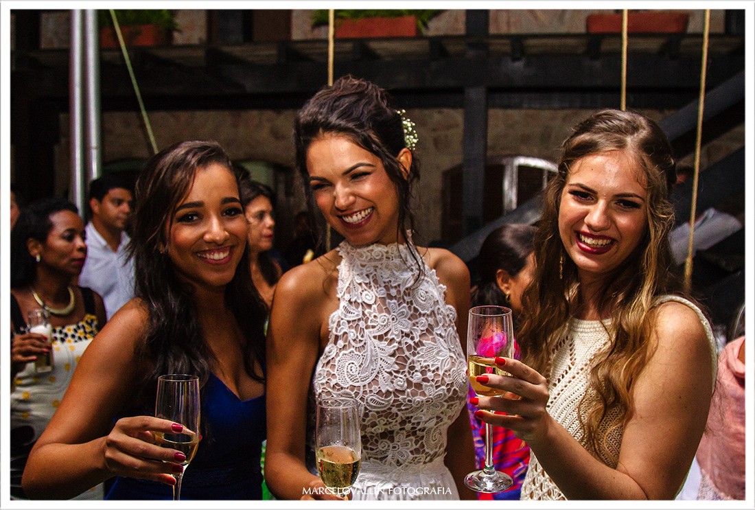 Foto da noiva com irmãs em festa de casamento
