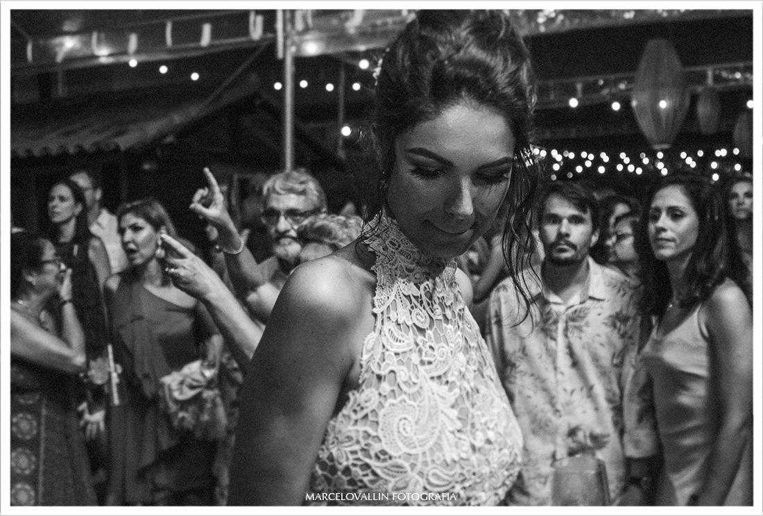 Fotografia de Noiva dançando em festa de casamento