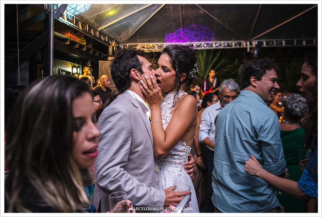 Casamento na praia | Arraial do Cabo, noivos se beijando