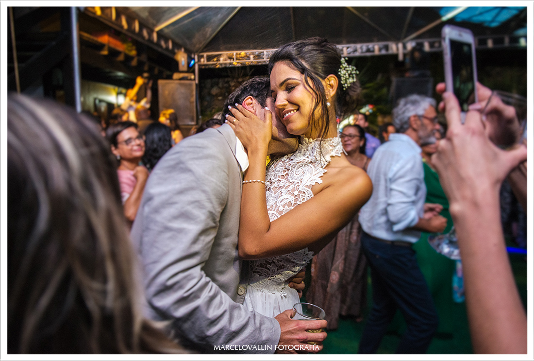 Noivo fazendo carinho na noiva na pista de dança