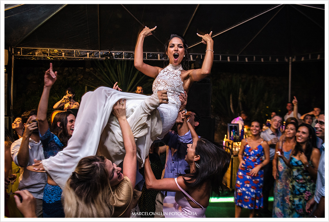 Amigas jogando a noiva para alto em festa de casamento