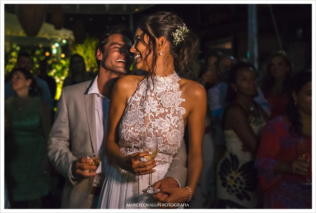 Noivos curtindo festa de Casamento