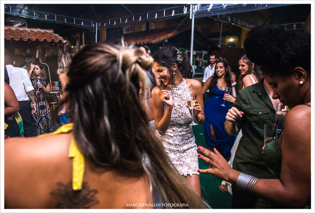 Noiva danando em festa de casamento - Arraial do Cabo