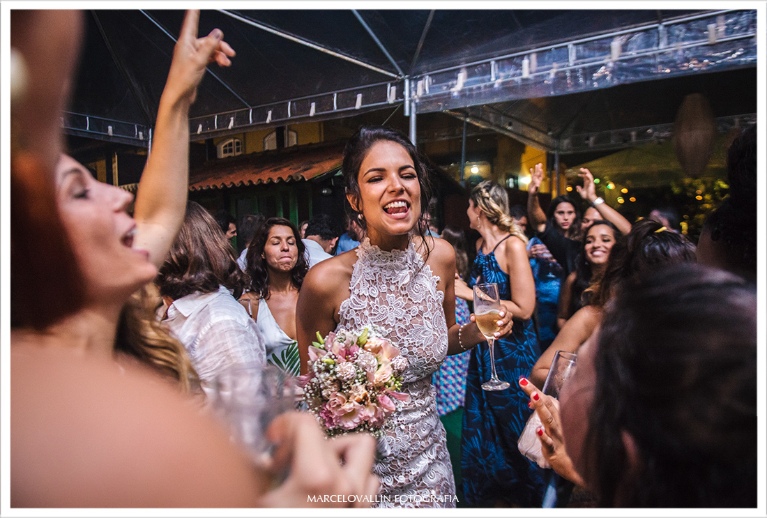 Noiva sorrindo e danando em festa de casamento