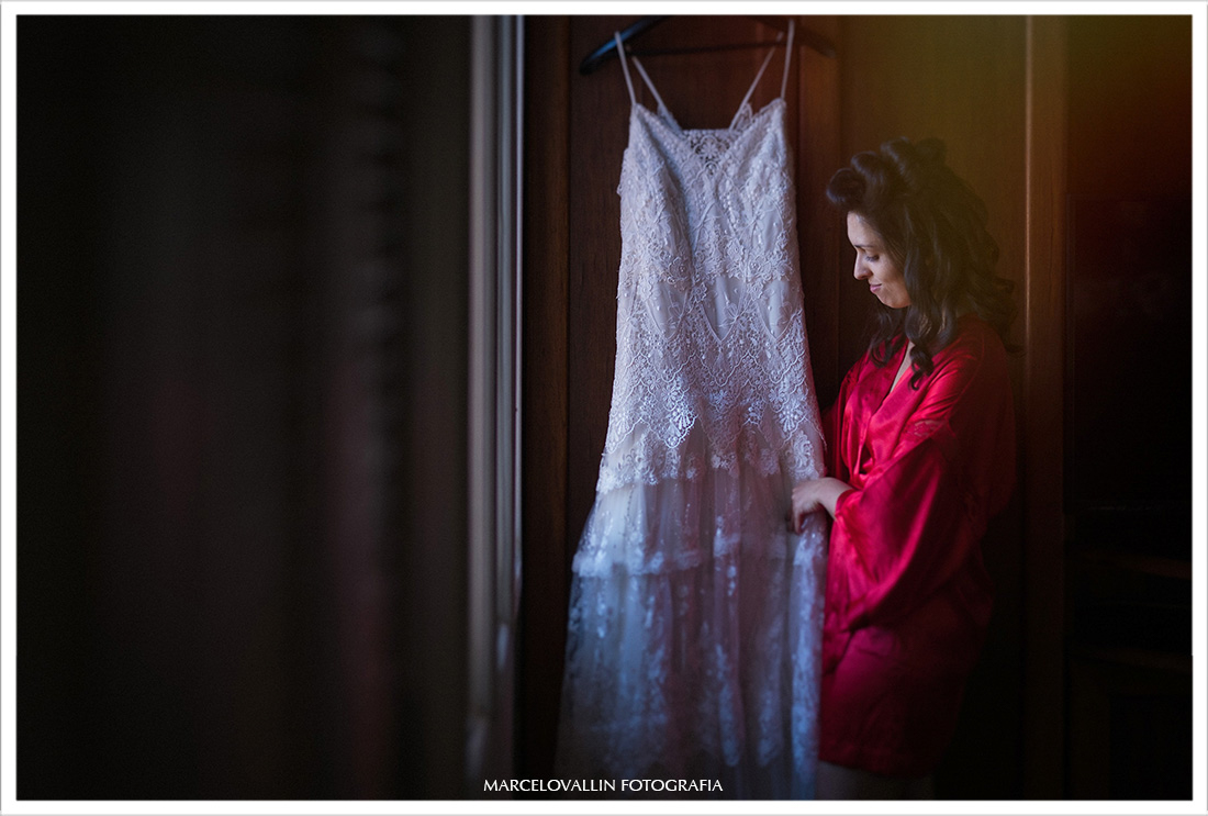 Noiva segurando vestido em making of