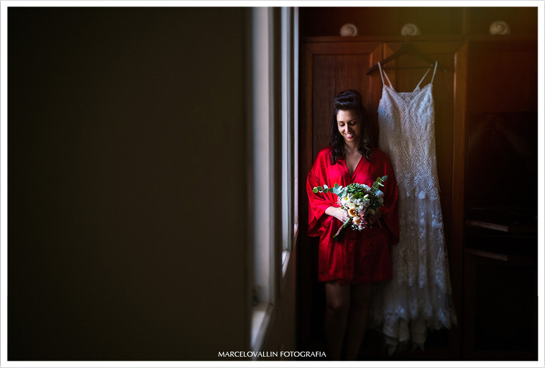 Foto de noiva ao lado do vestido com buque
