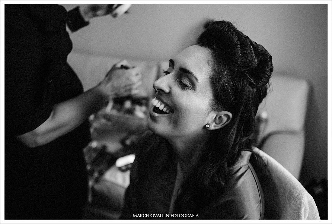 Foto da noiva sorrindo em making of no Sítio Pedaço do Paraíso