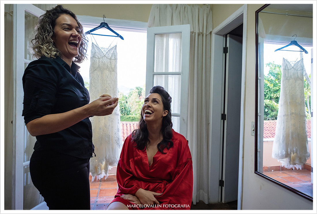 Casamento RJ, foto de momento descontraído no making of da noiva