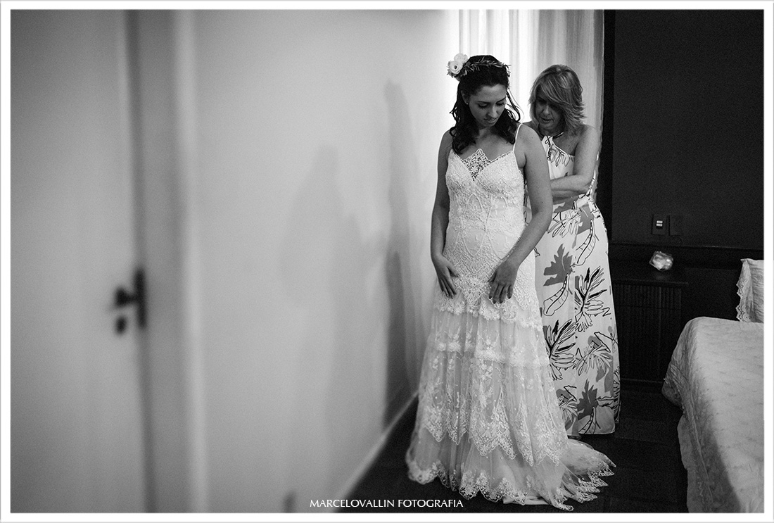 Fotografia de casament rj, noiva colocando vestido
