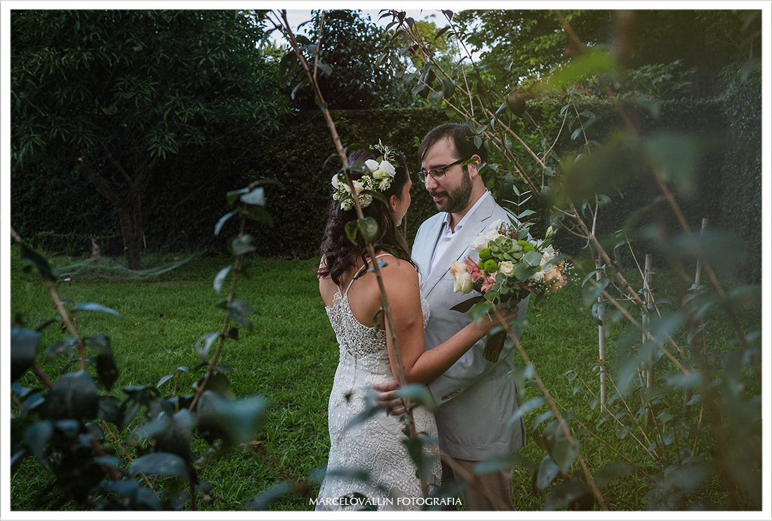 Fotografia do first look dos noivos em casamento no sítio Pedaço do Paraíso
