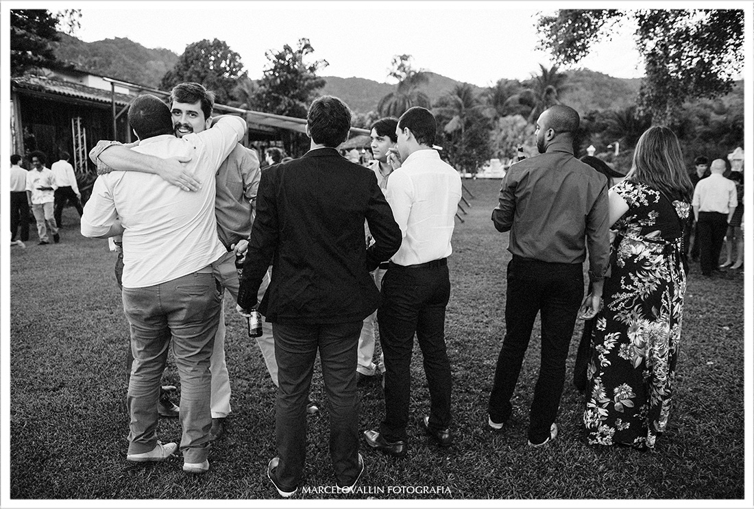 Foto de Abraço de amigos em cerimonia de casamento