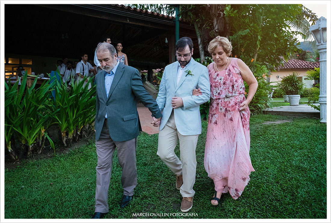 Noivo entrando na cerimonia com seus pais