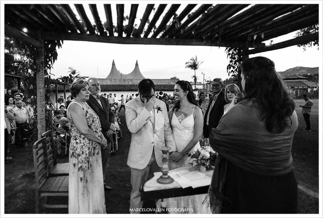 Foto do noivo emocionado em cerimonia de casamento