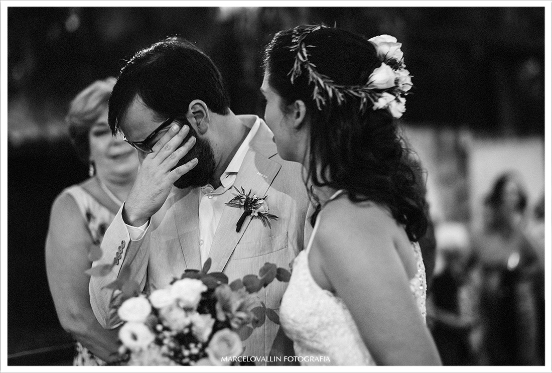 Noivo emocionado em cerimonia de casamento