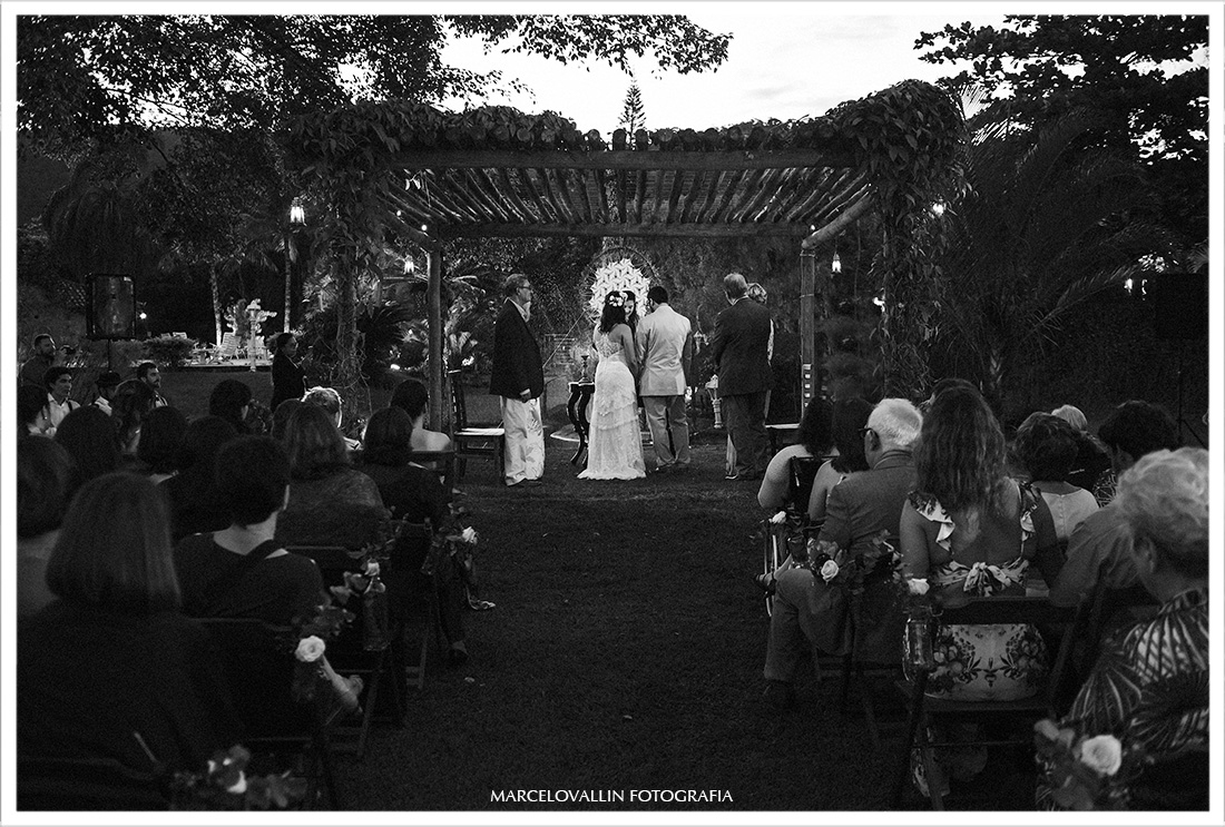 Foto dos noivos em casamento ao ar livre