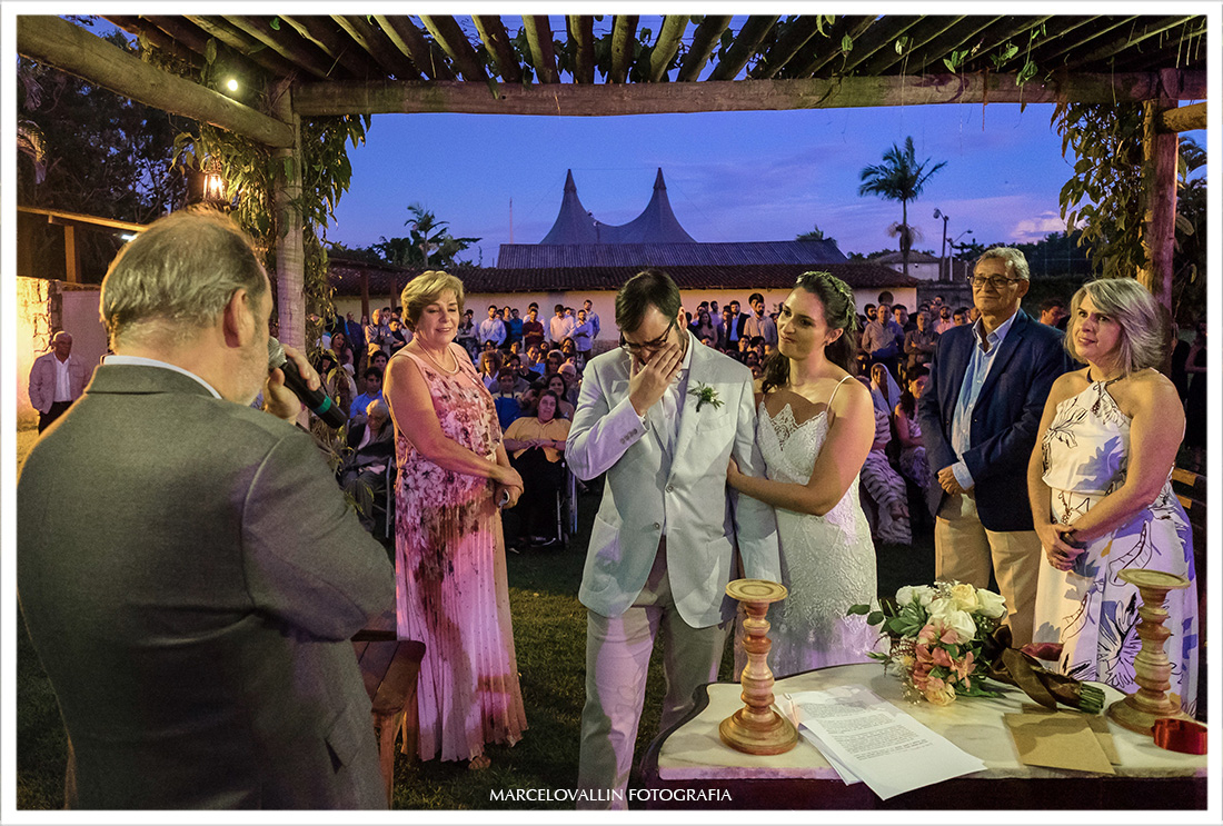 Noivo chorando em cerimonia de casamento ao ar livre