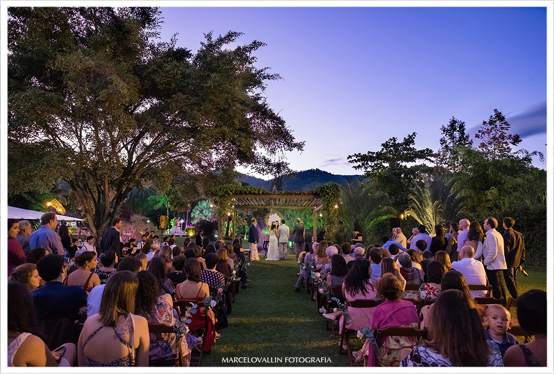 Foto de cerimonia de casamento ao ar livre com luz natural