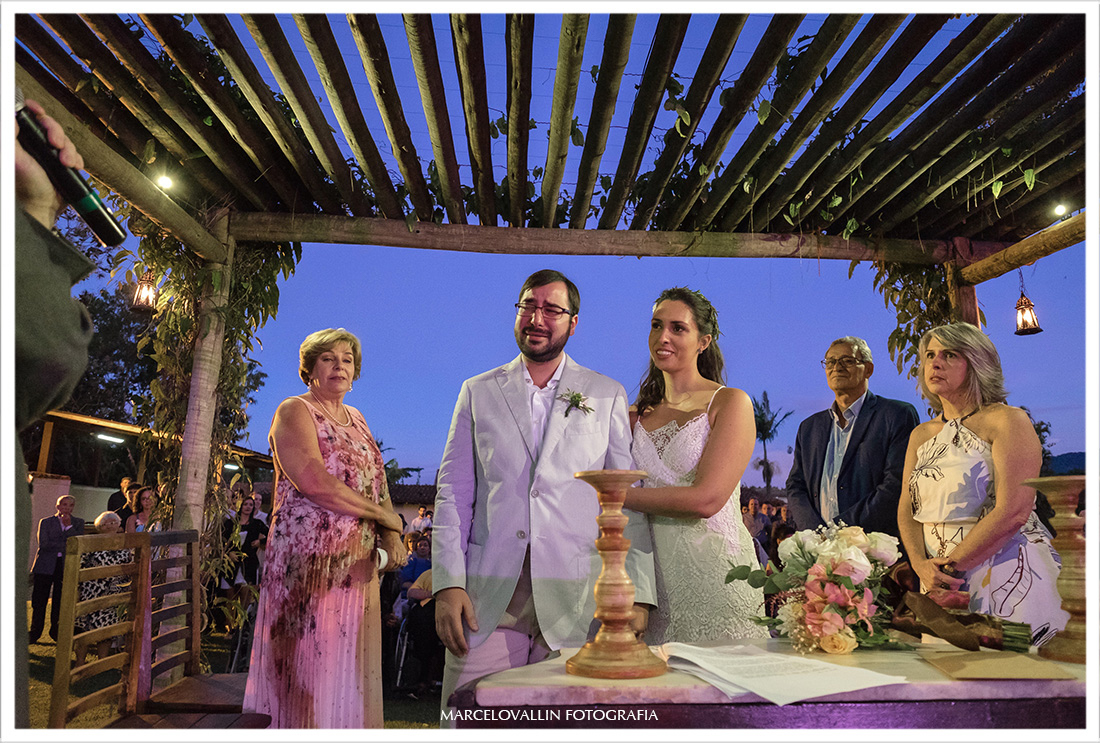 Fotografia dos noivos em casamento no Sítio Pedaço do paraíso