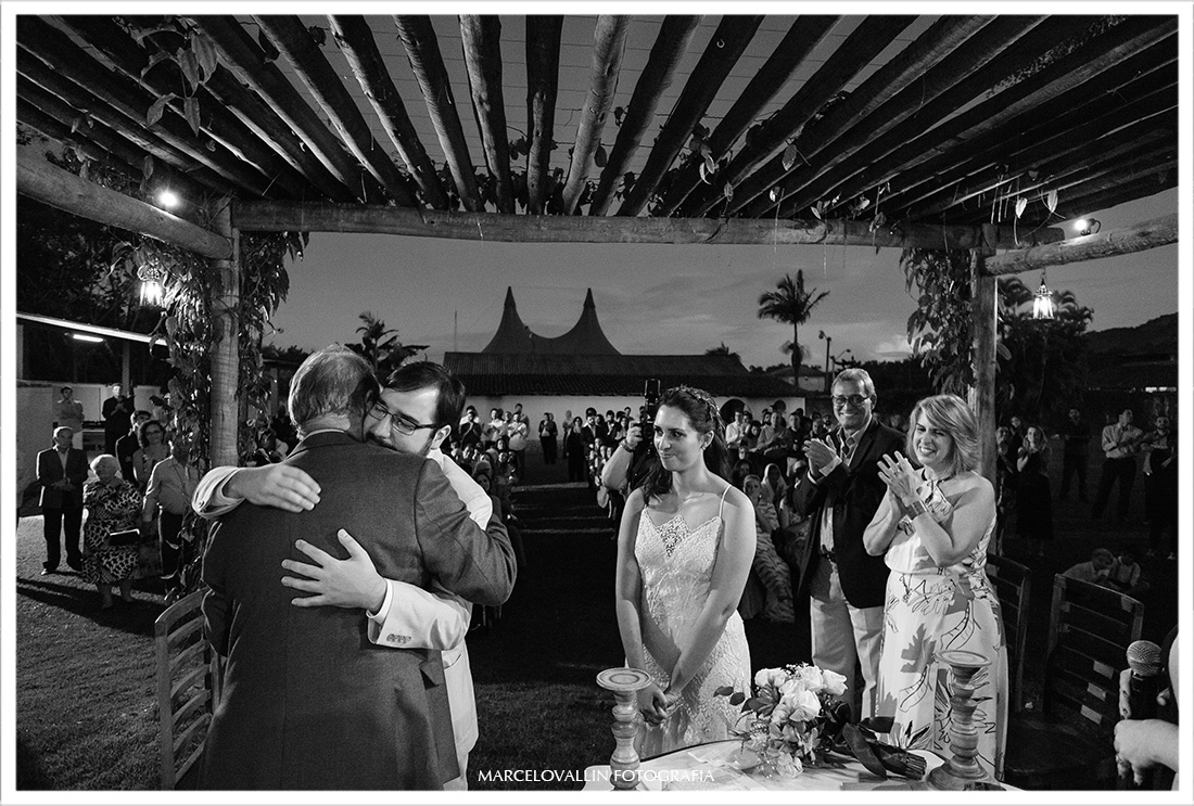 Noivo abraça o pai em cerimonia de Casamento