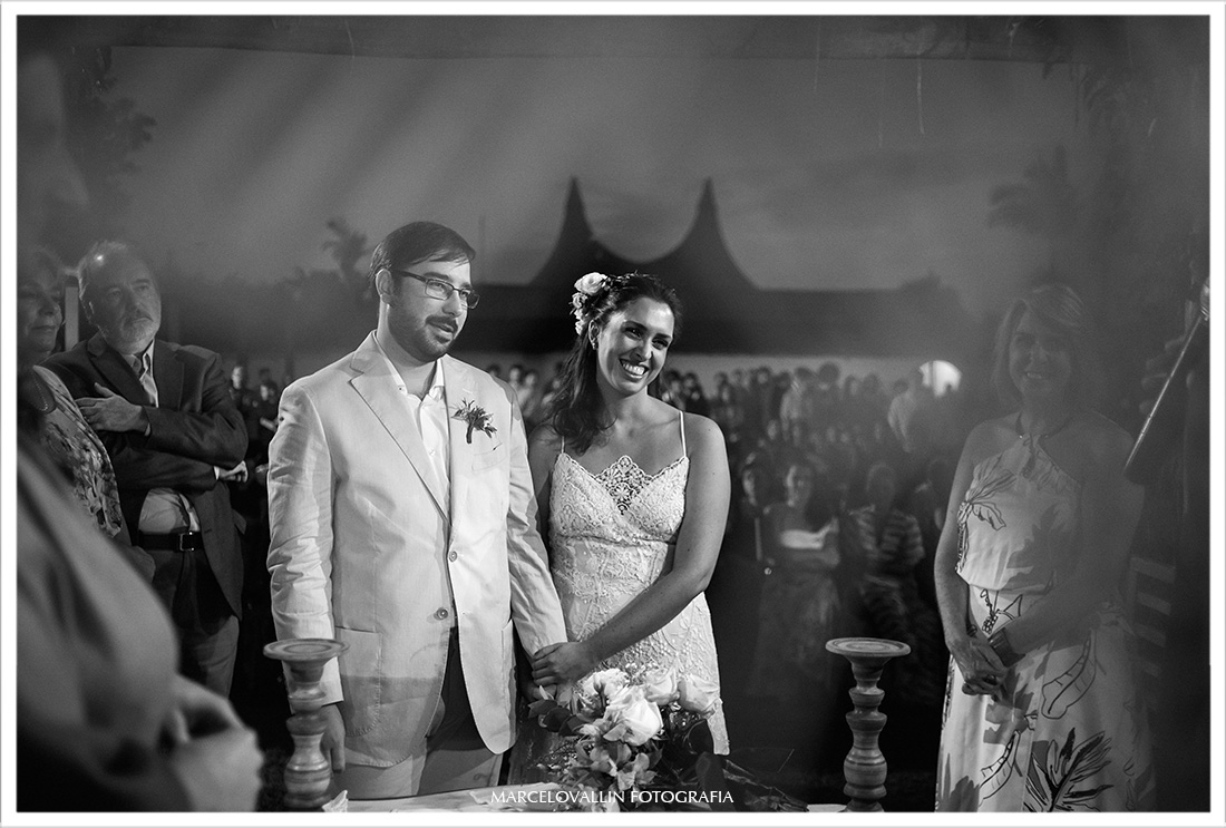 Noiva sorrindo em cerimonia de casamento - Vargem grande