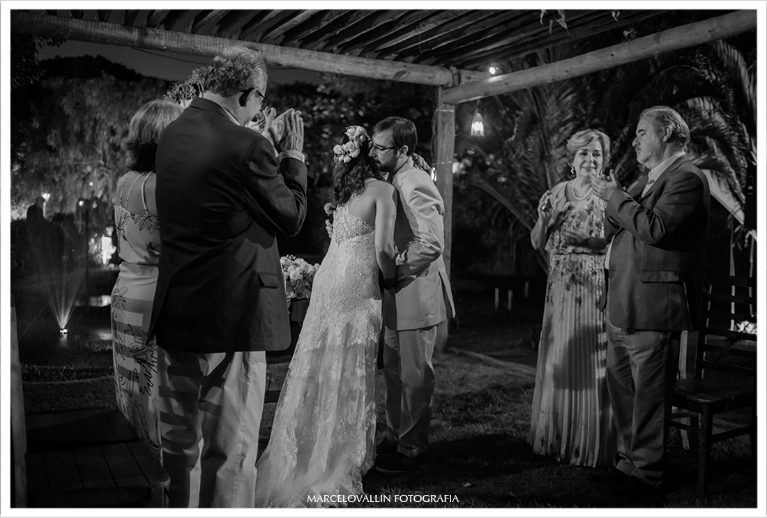 Noivos abraçados em cerimonia de casamento