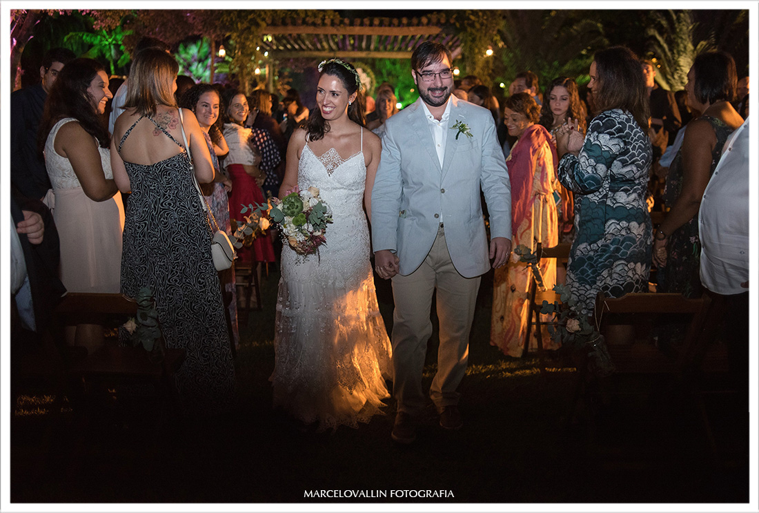 Foto da Saída dos noivos da cerimonia de casamento