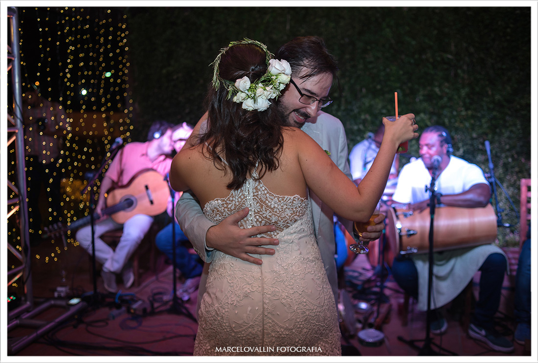 Foto dos noivos dançando em festa de casamento