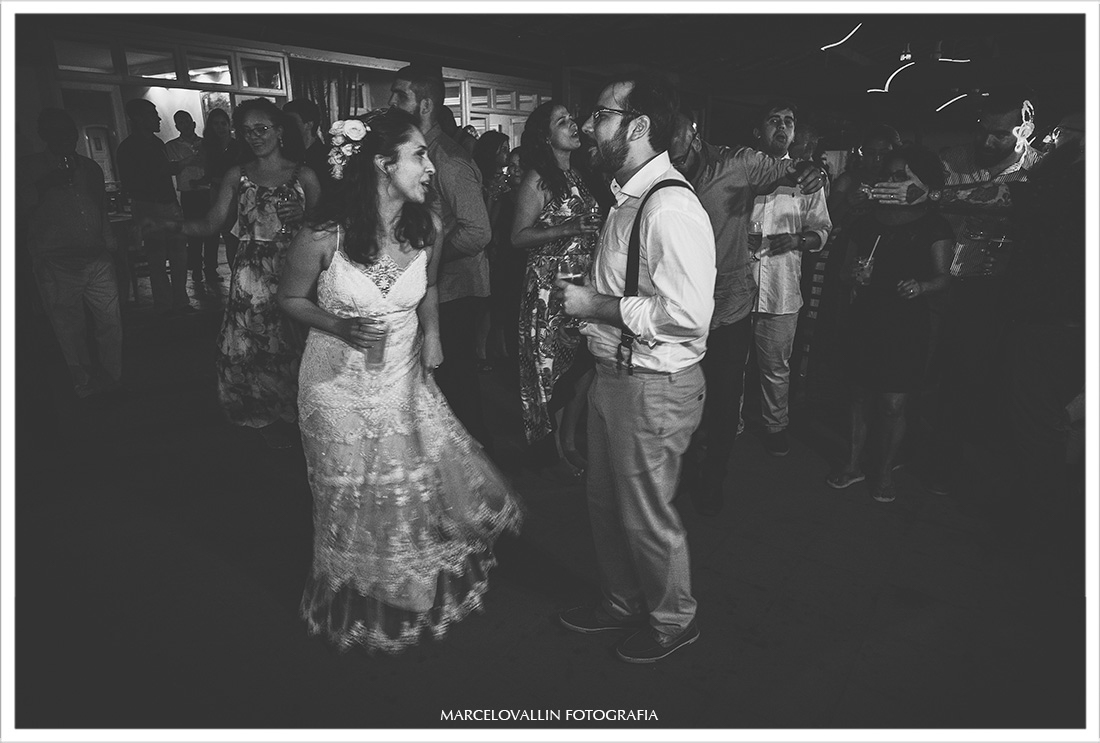 Foto dos noivos dançando em festa de casamento no Sítio Pedaço do Paraíso