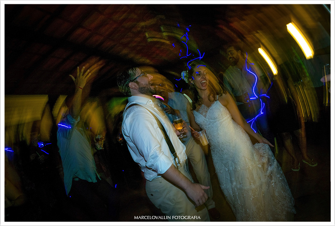 Fotografia dos noivos dançando em festa de casamento