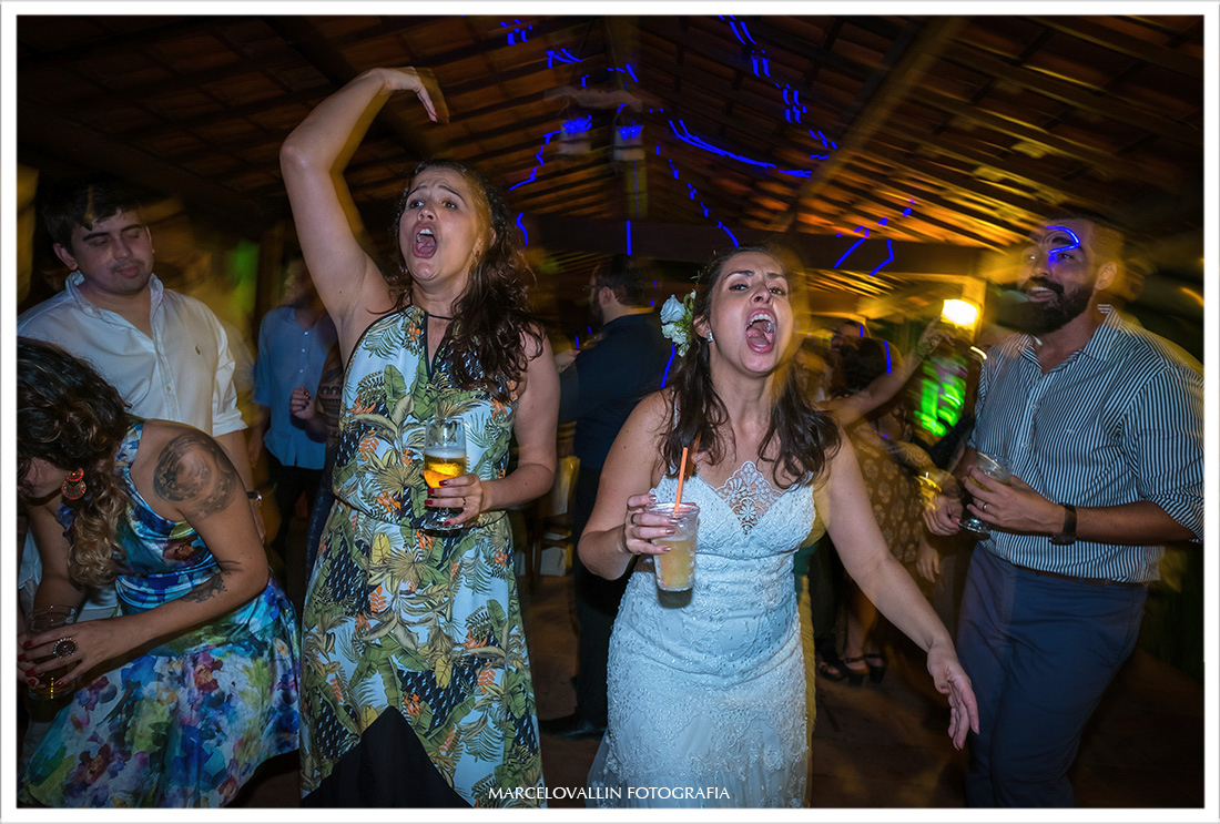 Noiva dançando em festa de casamento