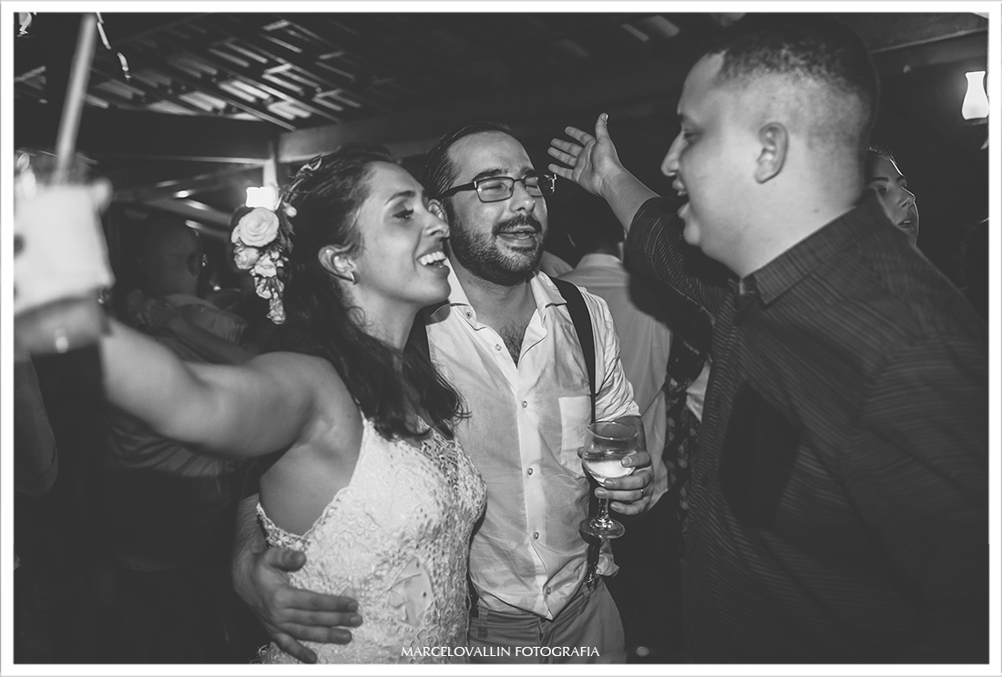 Foto dos noivos com amigos em festa de casamento