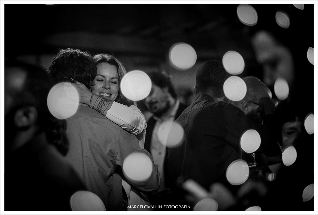 Convidados dançando em festa de casamento
