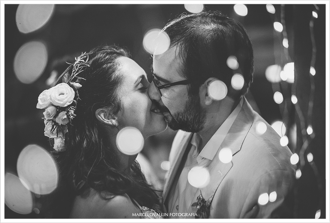 Foto dos noivos se beijando em festa de casamento rj