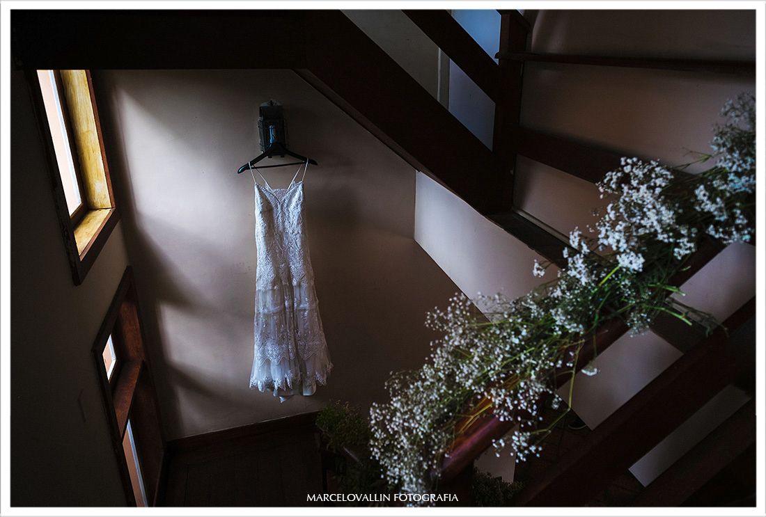 Vestido de Noiva pendurado na parede da casa