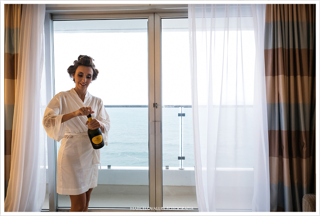 Noiva abrindo espumante em making of hotel Sheraton São Conrado RJ