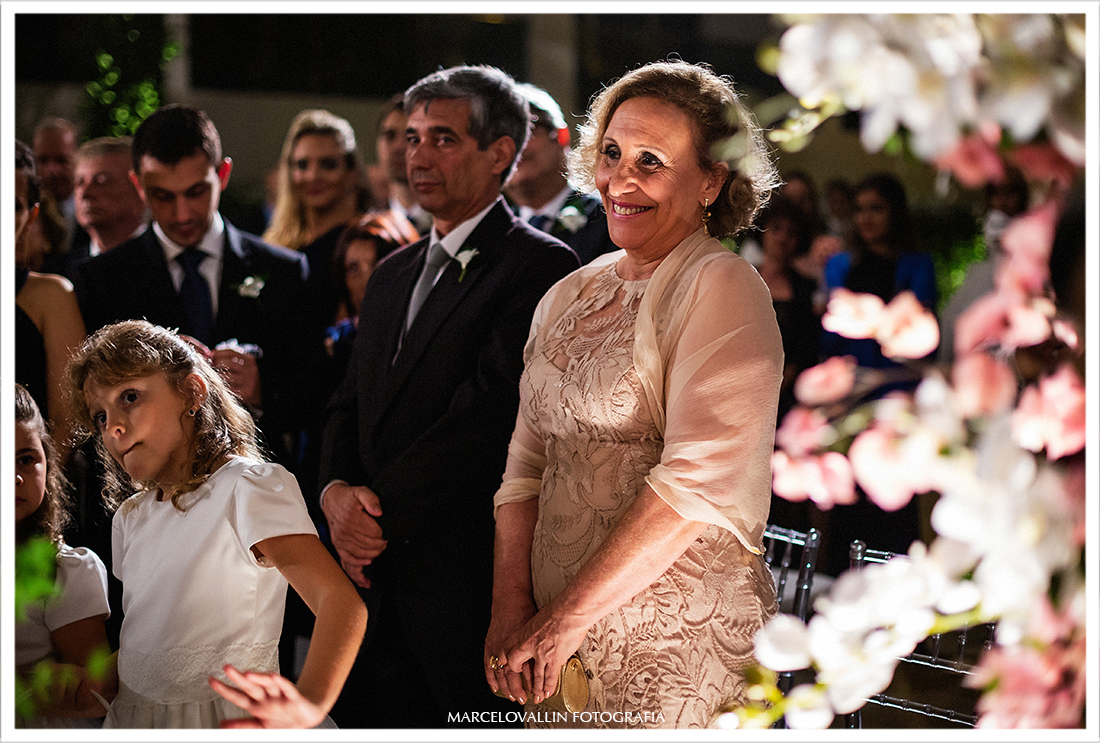 Mãe da noiva sorrindo em cerimonia de casamento