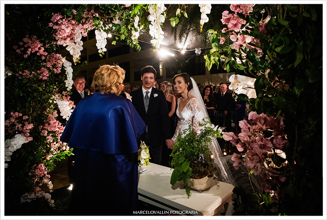 Noivos sorrindo em cerimonia de casamento!