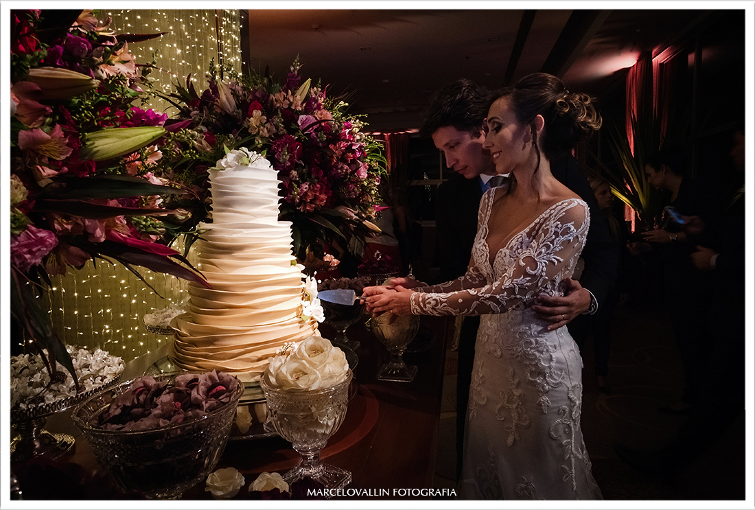 Foto dos noivos cortando Bolo - Casal Garcia Bolos