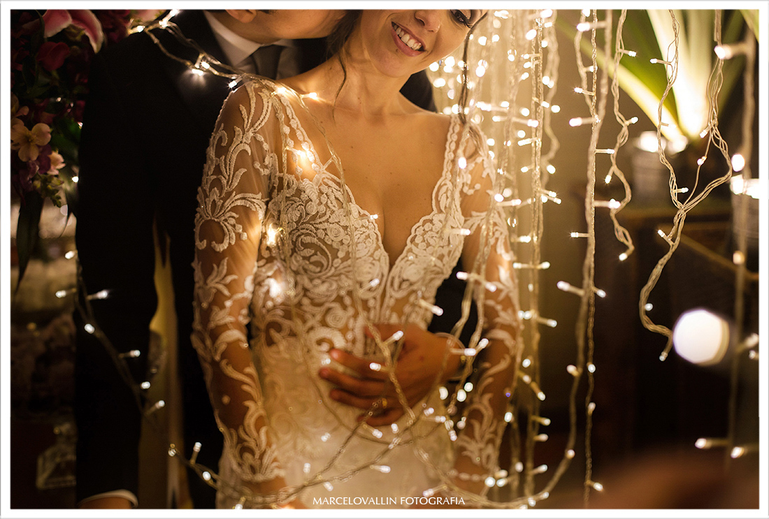 Foto dos noivos entre leds em festa de casamento rj