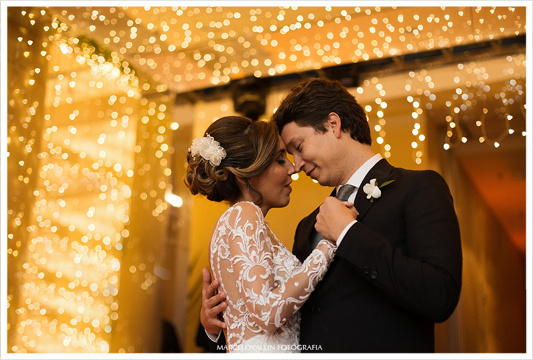 Noivos dançando em festa de casamento RJ